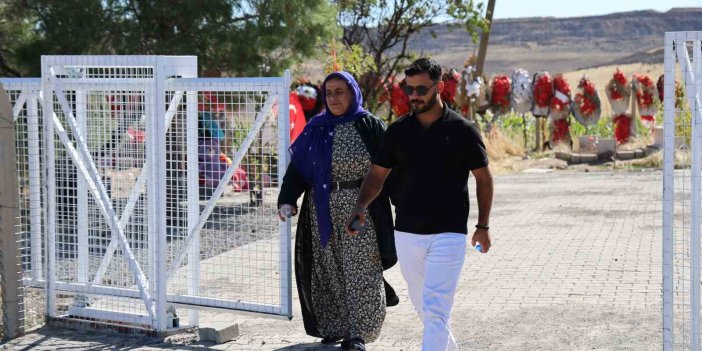 Kızları ve eltisiyle Narin Güran’ın mezarını ziyaret eden yaşlı kadın gözyaşı döktü