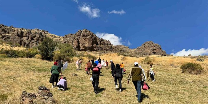 Muradiye’de yaban hayvanları için yem bırakıldı