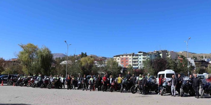 Motosikletçiler Oltu’da şov düzenledi