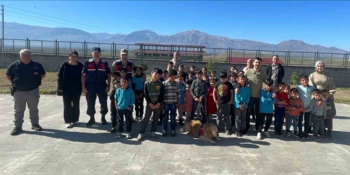 Erzincan'da jandarma ekipleri öğrencilere hayvan sevgisini anlattı