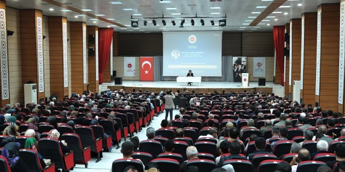 Erzincan’da “Peygamberimiz ve Şahsiyet İnşası” konulu konferans yapıldı