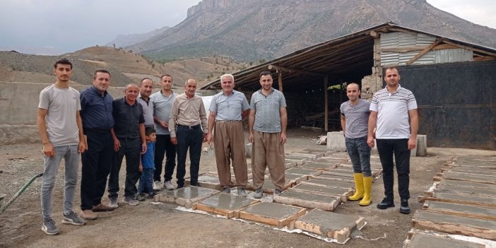 Evinin bahçesinde yaptığı mezar taşlarını ücretsiz dağıtıyor