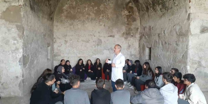 Erzurum'da lise öğrencileri tabyada tarih dersi görmeye devam ediyor