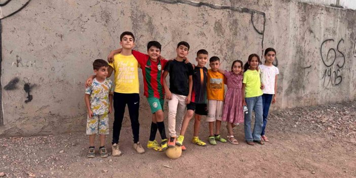 Mardin’de çocuklar, kaymakamdan halı saha istedi