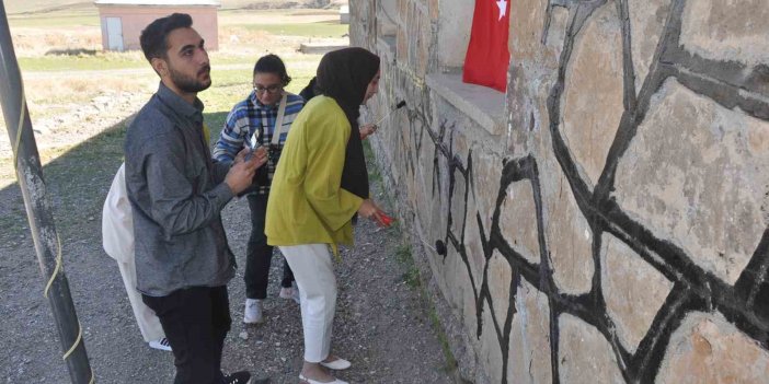 Muş’ta üniversite öğrencileri köy okullarını boyamayı sürdürüyor