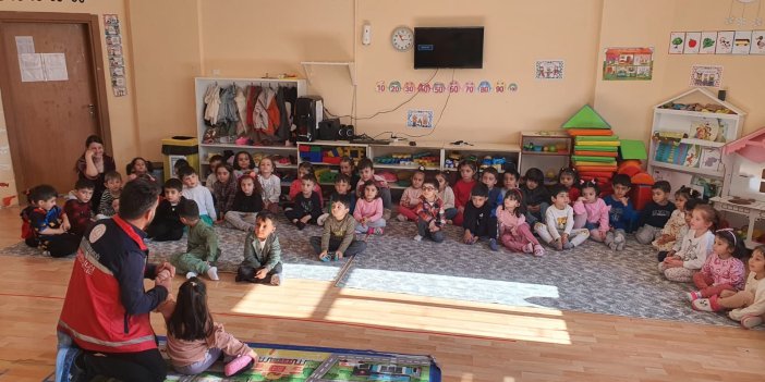 Hakkari'de çocuklara ilk yardım eğitimi verildi