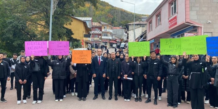 Ardahan'da üniversite öğrencileri kadına yönelik şiddete tepki gösterdi