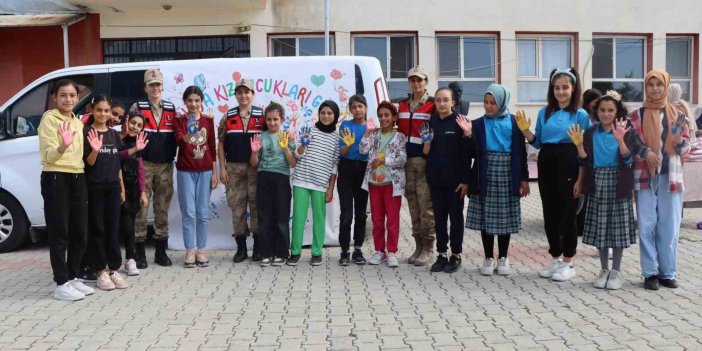 Dersim’de jandarma, kız çocukları ile bir araya geldi