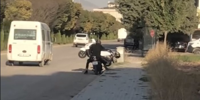 Arızalanan motosikleti, motosiklet ile taşımaya çalıştı