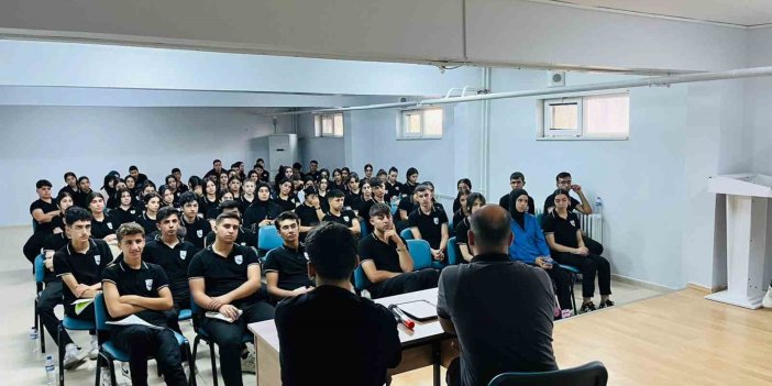 Şırnak'ta öğrencilere motivasyon semineri verildi