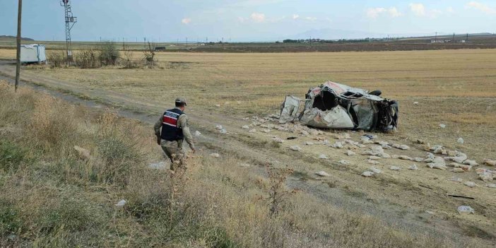 Bitlis'te lastiği patlayan minibüs şarampole devrildi: 2 yaralı