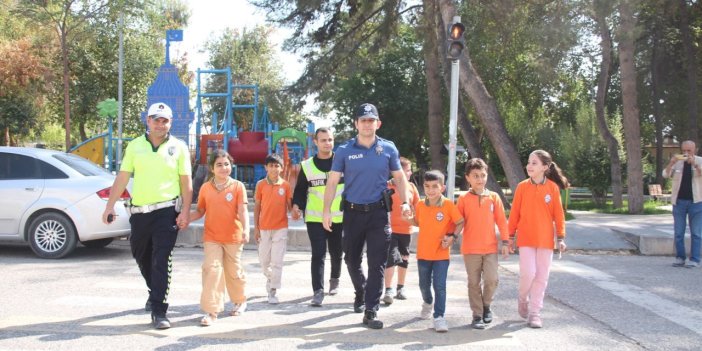 Urfa'da okul önünde hem eğitim hem de denetim