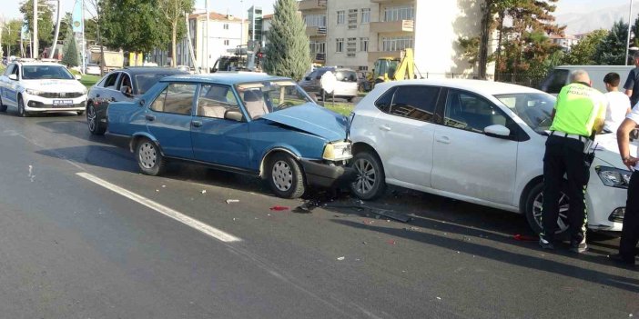 Malatya'da otomobil ile çarpışan Tofaş’ta önemli hasar meydana geldi