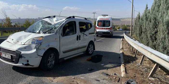 Diyarbakır'da virajı alamayan hafif ticari araç bariyere çarparak takla attı: 3 yaralı