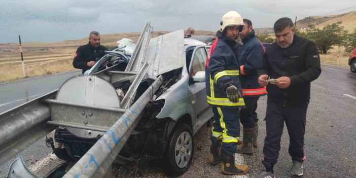 Van'da sürücü, bariyere saplanan otomobilden sağ çıktı