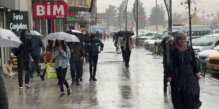 Yüksekova’da sağanak yağış yaşamı olumsuz etkiledi