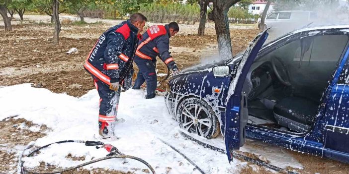 Malatya'nın Darende ilçesinde park halindeki araç aniden alev aldı