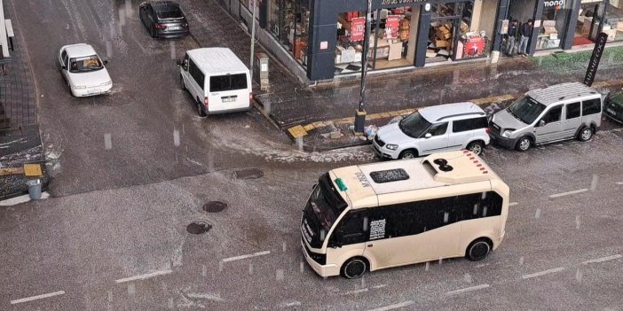 Tatvan’da dolu ve sağanak yağış hayatı olumsuz etkiledi