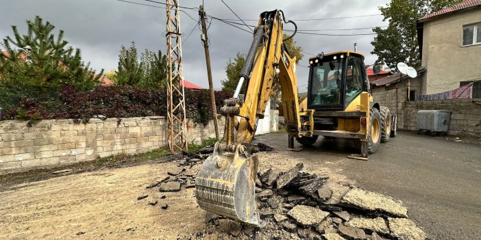 Yüksekova’da kilitli parke taşı çalışmaları devam ediyor