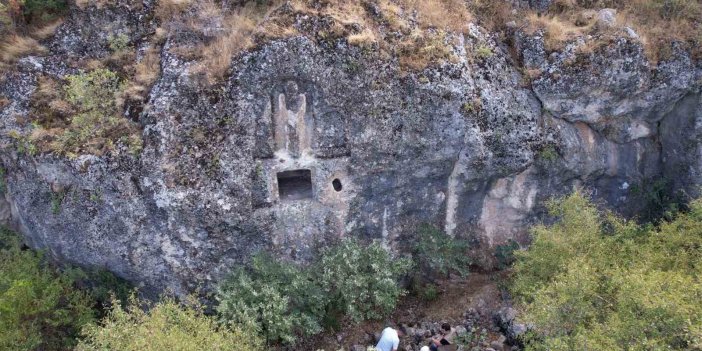 Adıyaman’da bin 700 yıllık kadın kabartmalı oda mezarı tespit edildi