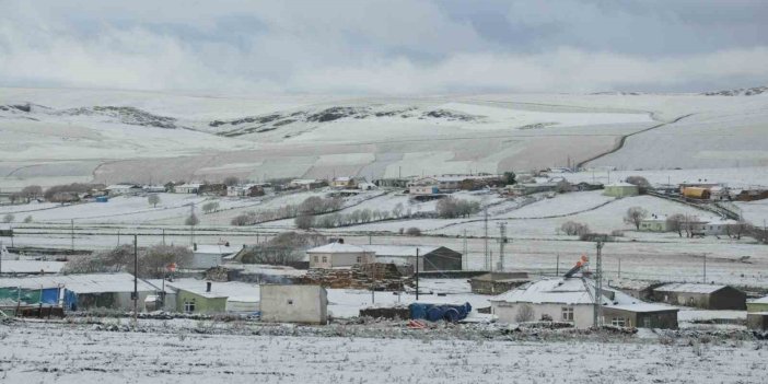 Kars’ta yüksek kesimlere kar yağdı