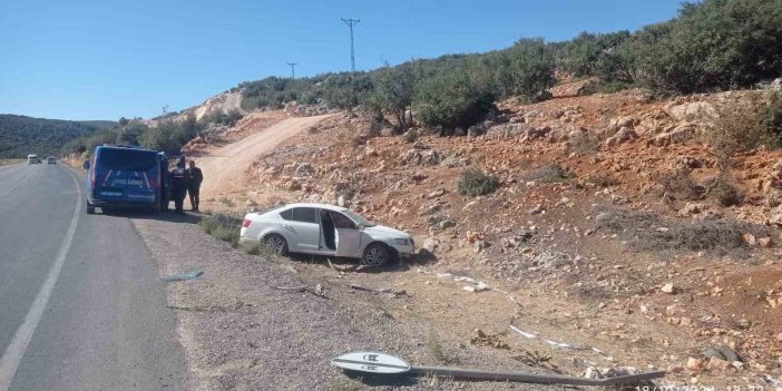 Sürücünün direksiyon hakimiyetini kaybettiği araç yoldan çıktı: 1 kişi yaralandı