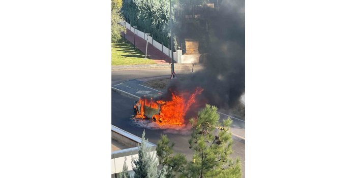 Diyarbakır’da park halindeki araç alev aldı