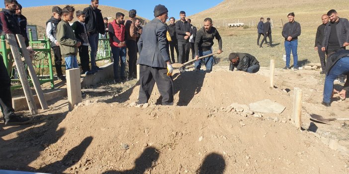 Hakkari-Van yolundaki kazada hayatını kaybeden baba ve oğlu yana yana toprağa verildi