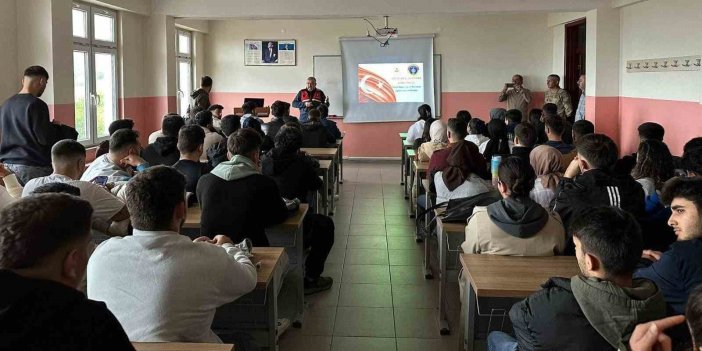 Erzincan'da üniversite öğrencilerine jandarmadan bilgilendirme