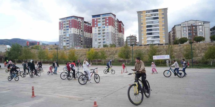 Muş’ta “yöresel çocuk oyunları” etkinliği kapsamında bisiklet turu düzenlendi