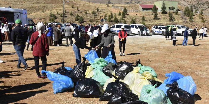 Bitlis’te öğrenciler tarafından ormanda temizlik çalışması yapıldı