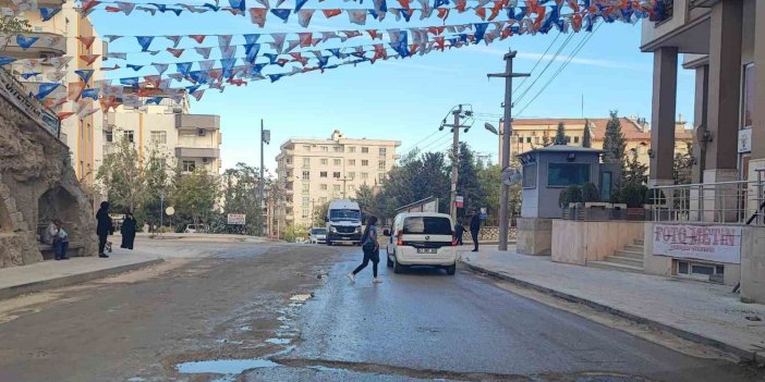 Mardin’da köstebek yuvasına dönen yollar halkı çileden çıkardı