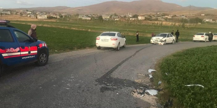 Van’da otomobil ağaca çarptı: 1 kişi yaralandı