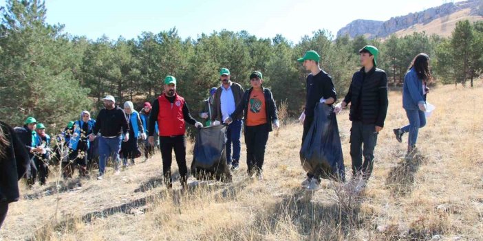 Van’da gençler ormanda temizlik yaptı