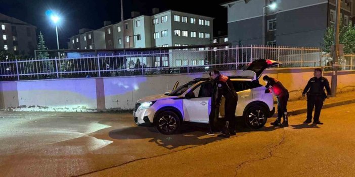 Erzincan'da polis kız yurtları önünde sıkı denetim gerçekleştirdi