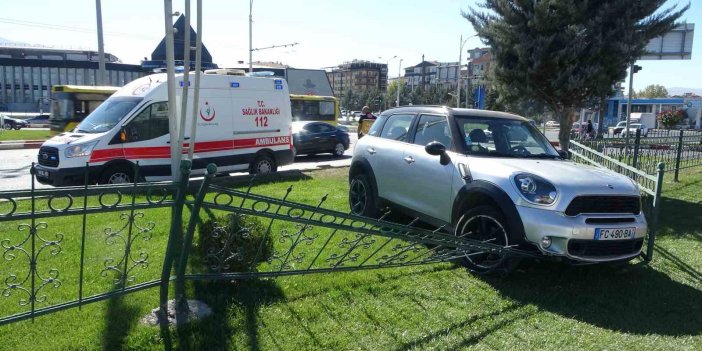 Malatya'da demir korkuluklara saplanan aracı kazık çakarak çıkardılar