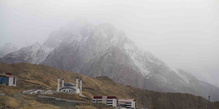 Sümbül Dağı beyaza büründü