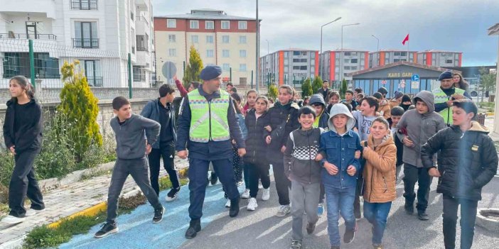 Kars’ta Jandarma'dan Trafik Eğitim Parkı’nda öğrencilere eğitim