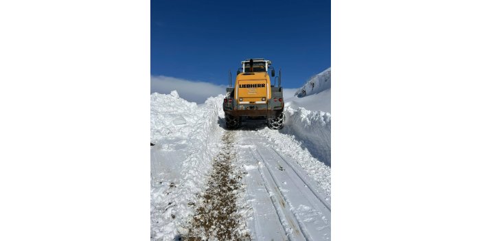 Hakkari'de kar yağışı nedeniyle kapanan yolları açma çalışmaları başladı