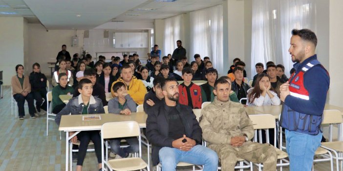 Hakkari’de öğrencilere ve öğretmenlere “Güvenli İnternet” eğitimi verildi