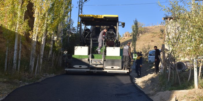 Hakkari’de köy yolları asfaltla buluşturuluyor