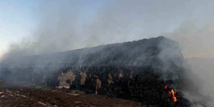 Cizre’de saman balyaları yanarak kül oldu