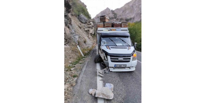 Dersim'de kayanın isabet ettiği araç kaza yaptı: 10 arılı kovan zayi oldu