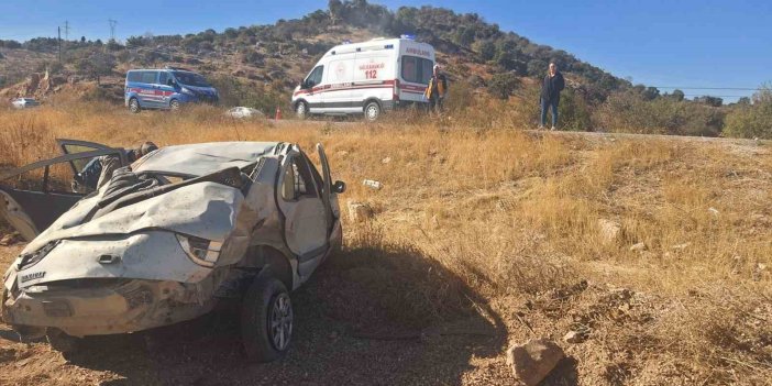 Adıyaman'da takla atarak şarampole yuvarlanan otomobildeki 3 kişi yaralandı