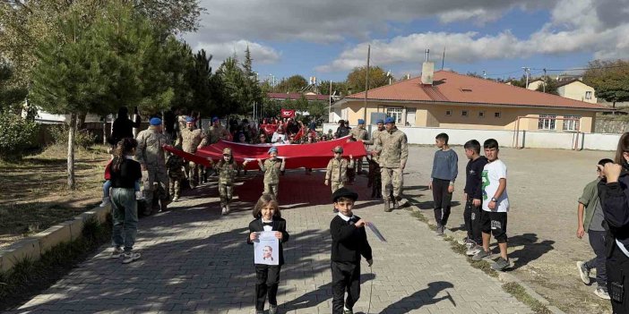 Cumhuriyet’in 101. yılında Tatvan’da minik öğrencilerden kutlama