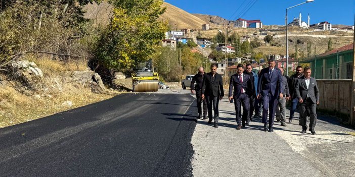 Hakkari'de asfaltlama çalışmaları devam ediyor