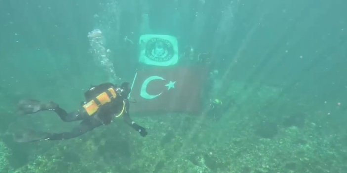 Urfa'da dalgıç polisler su altında Türk bayrağı açtı