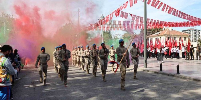 Antep'te Cumhuriyet Bayramı kutlamalarında komandoların gösterisi nefes kesti