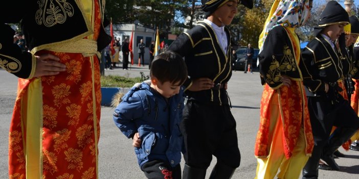 Aşkale'de minik seyirci halk oyunları ekibine eşlik ederek izleyenleri gülümsetti