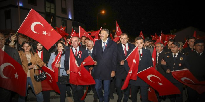 Hakkari’de 29 Ekim Cumhuriyet Bayramı etkinlikleri kapsamında fener alayı yürüyüşü